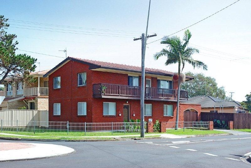9 Woodford Avenue