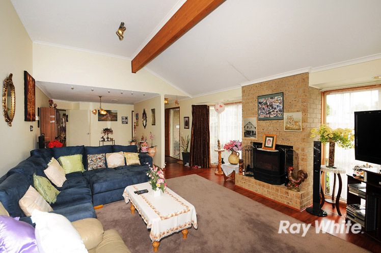 15 Dorchester Crescent, Carrum Downs VIC 3201