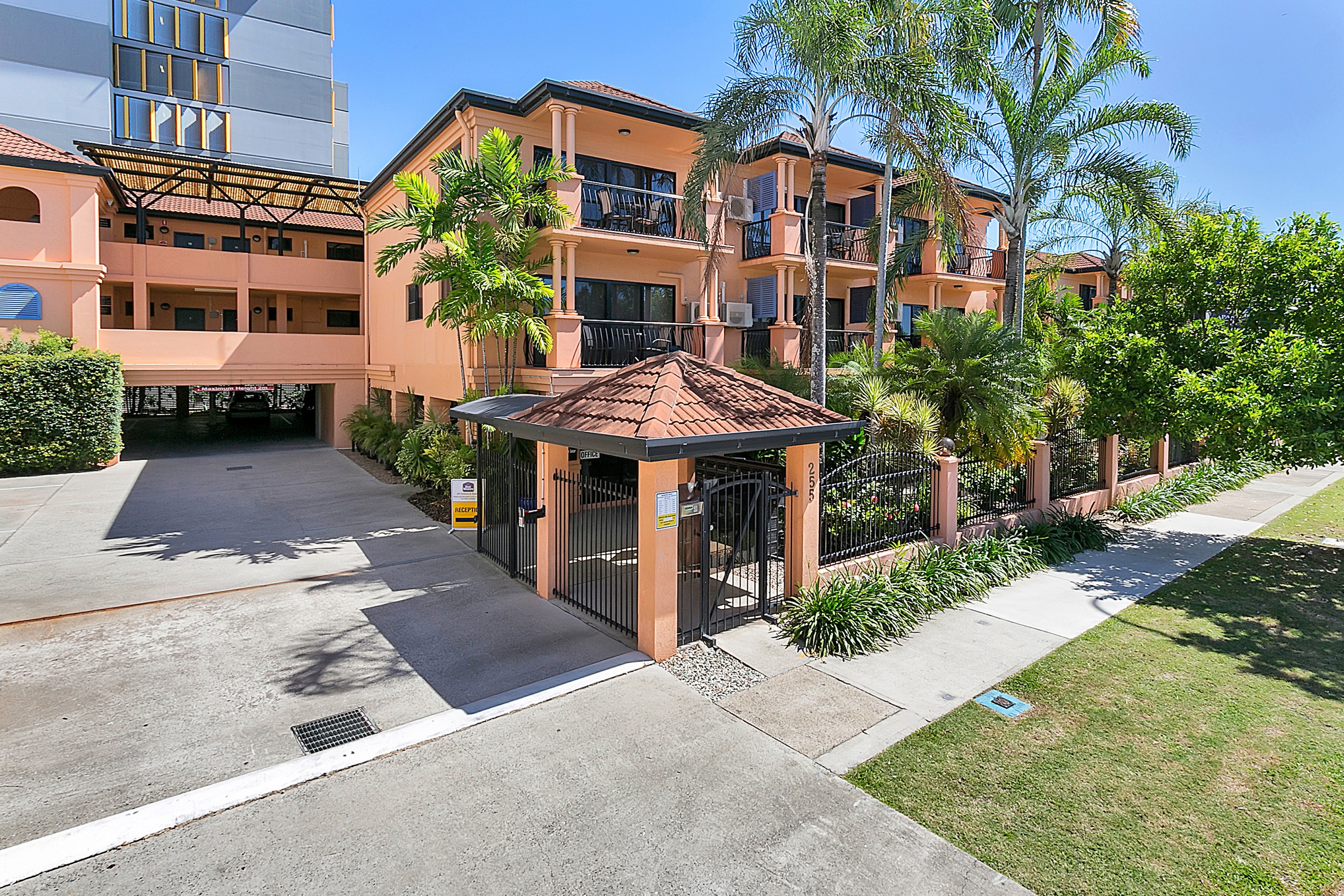 14/255 Lake Street, Cairns North, QLD 4870