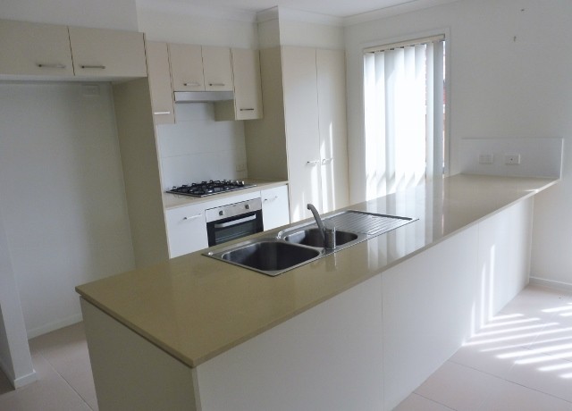 27 Naas Road, Clyde North, VIC 3978