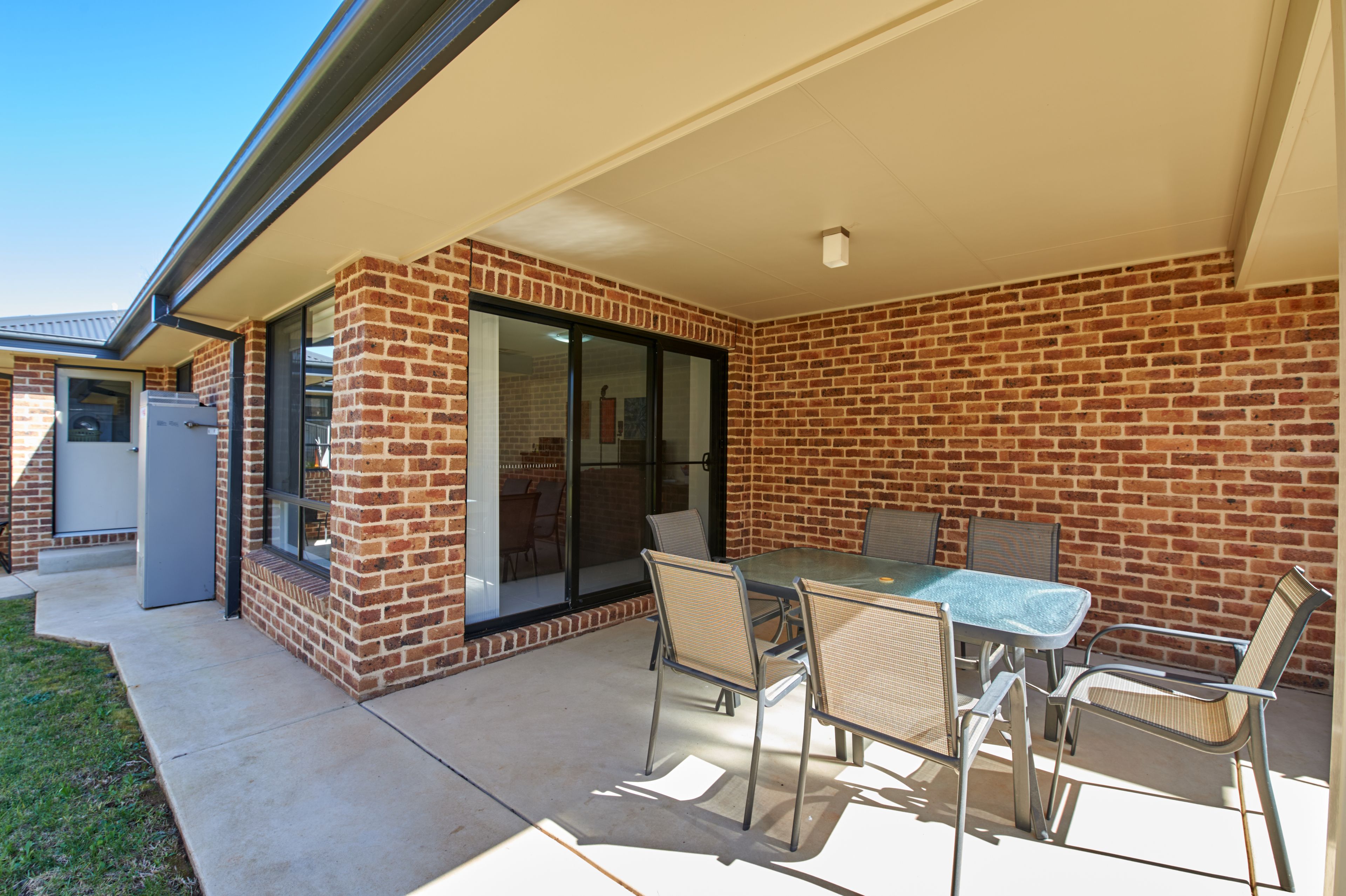 2/27 Osterley Street, Bourkelands, NSW 2650