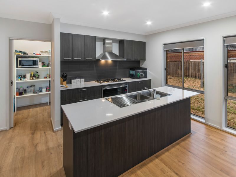 11 Leafy View Esplanade, Melton West, VIC 3337