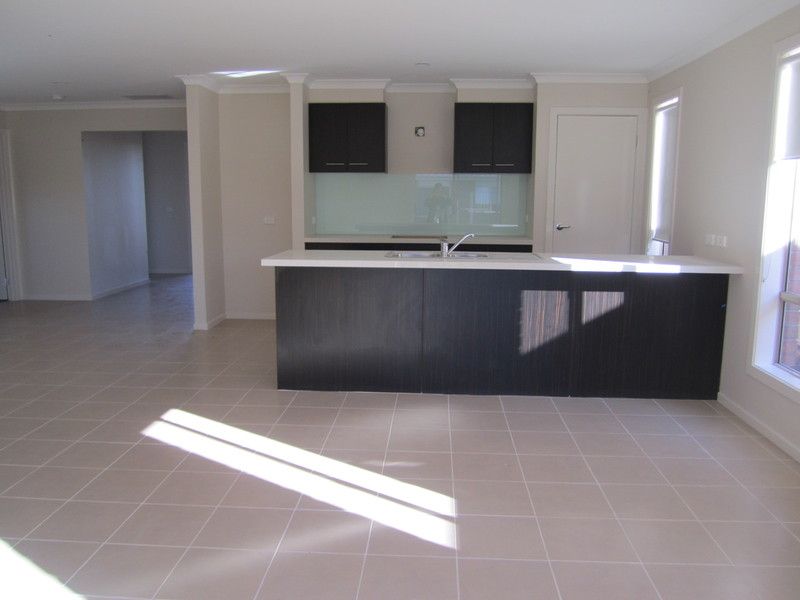 28 Ballybunion Avenue, Craigieburn, VIC 3064
