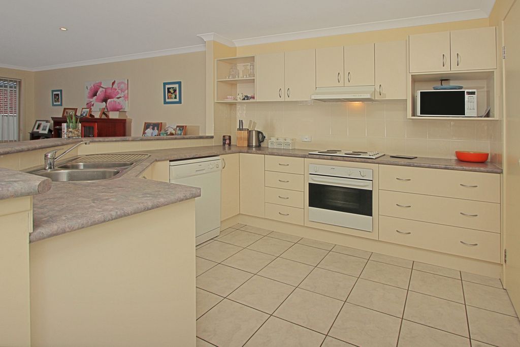 4 Stuart Place, Sunshine Bay, NSW 2536