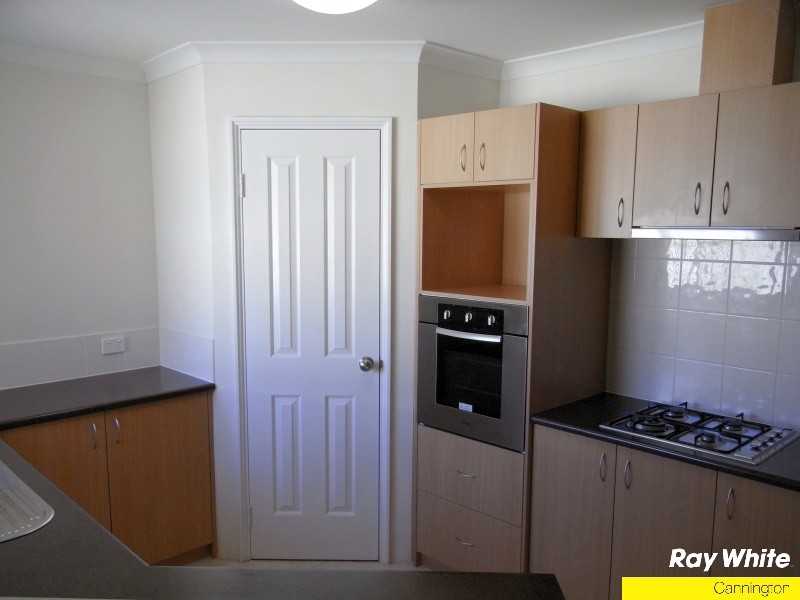9/11 Longhurst Way, Queens Park, WA 6107