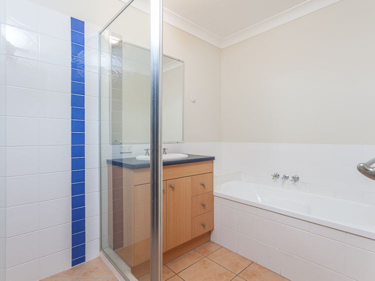 2/3 Adonis Court, Rothwell, QLD 4022
