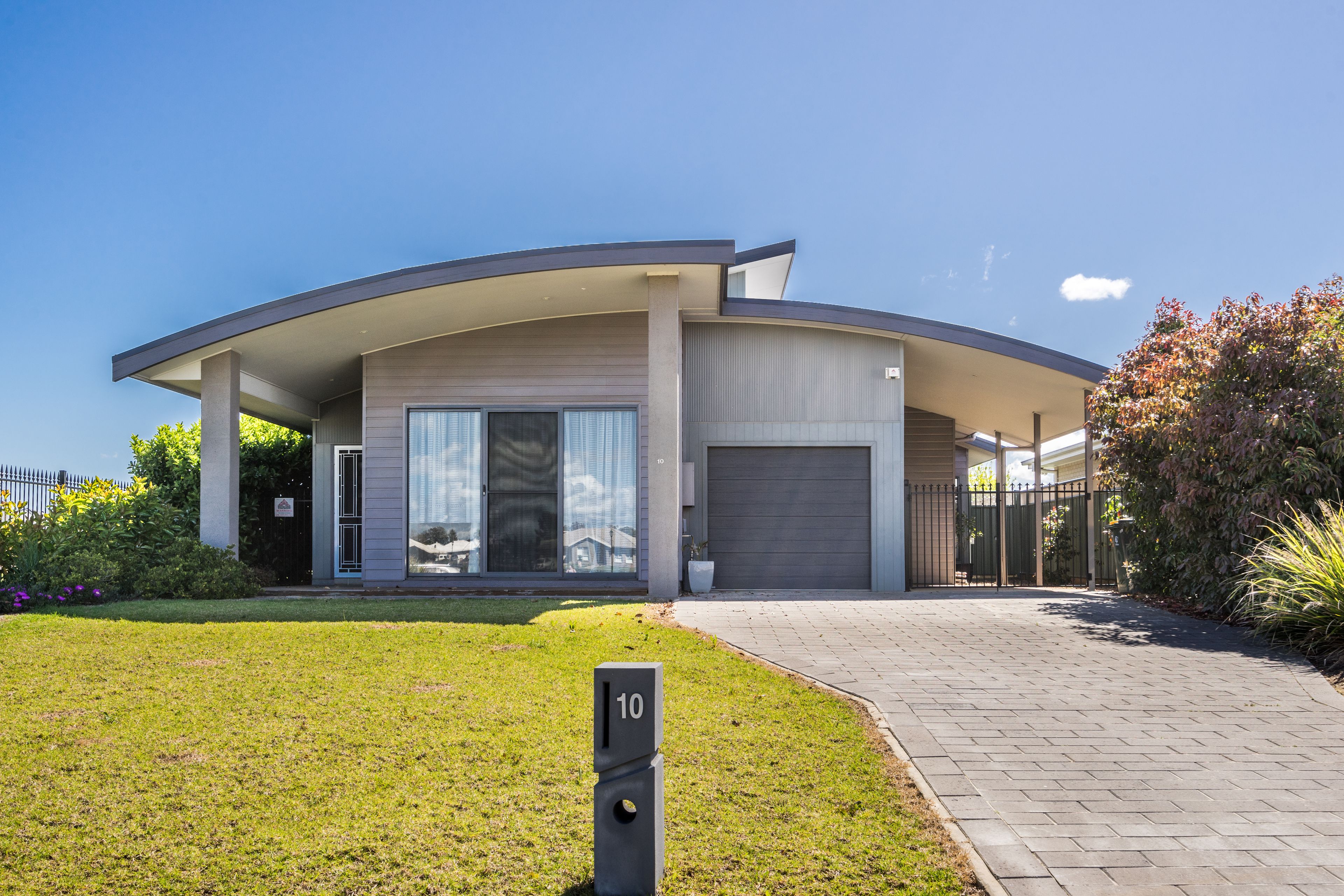 10 Dalbeattie Crescent