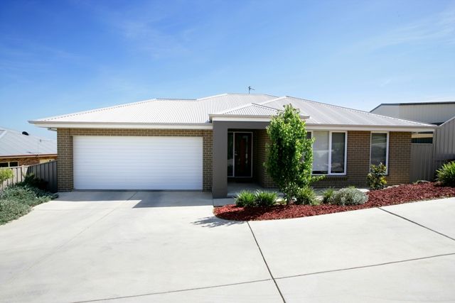 1/2 Larra Place, Bourkelands, NSW 2650