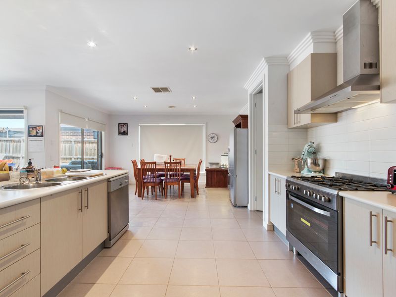 32 Arnolds Creek Boulevard, Melton West, VIC 3337