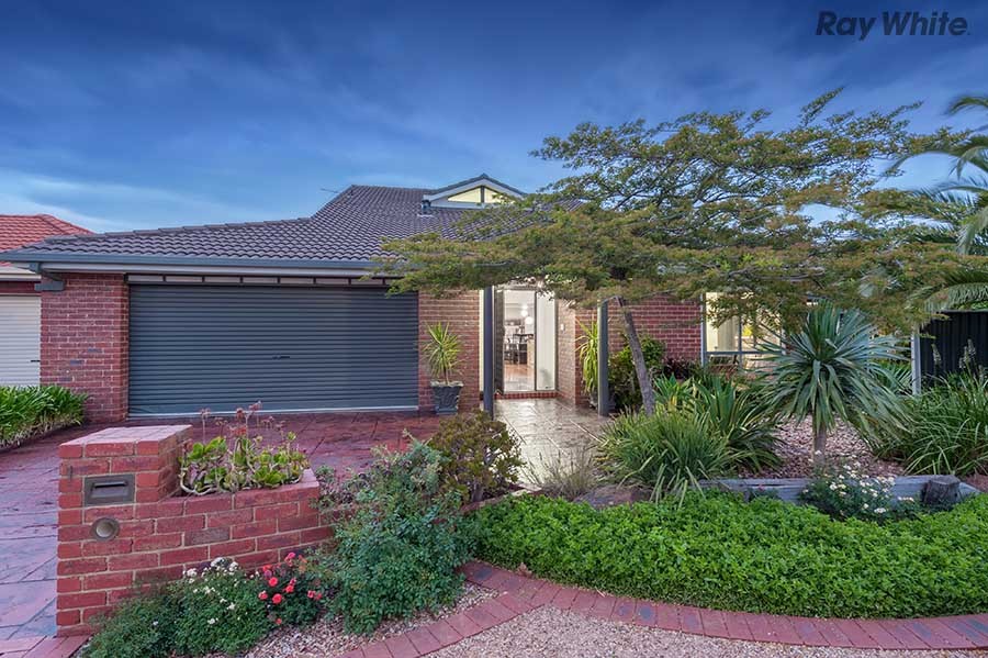 1 Landau Court, Taylors Lakes, VIC 3038