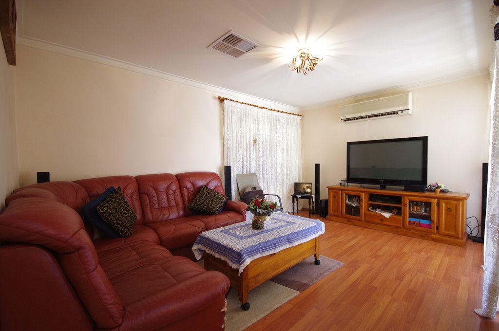 17 Farnesian Circle, Mirrabooka, WA 6061