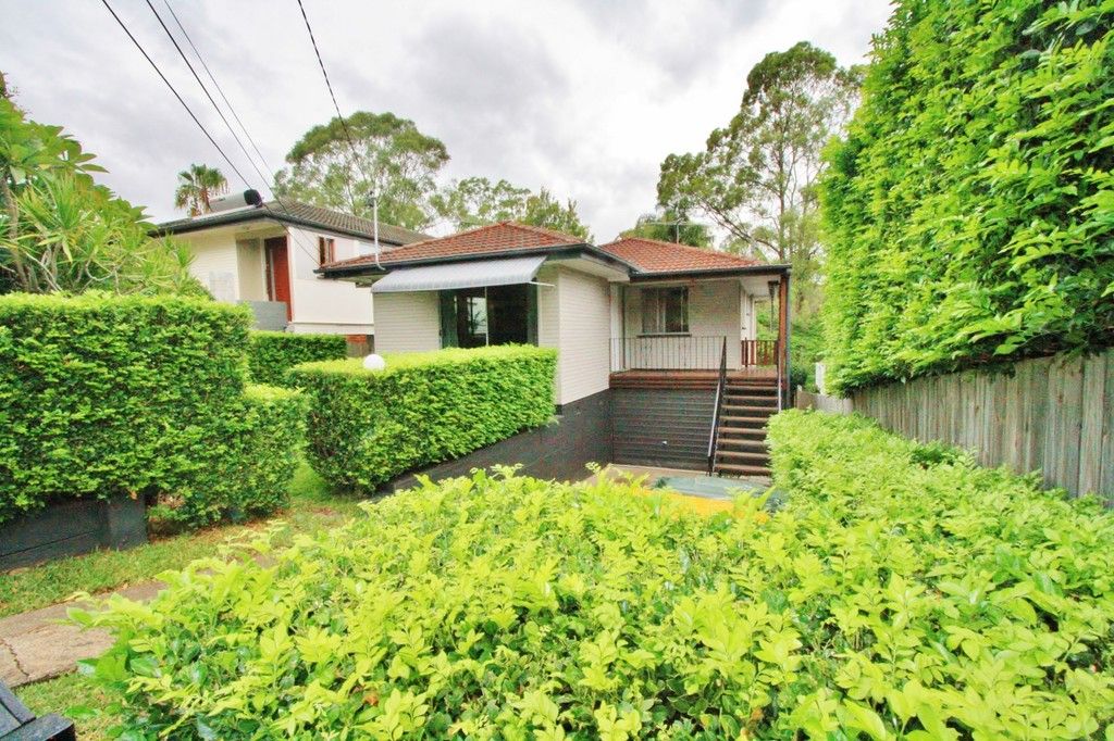 30 Dobbs Street, Holland Park West, QLD 4121