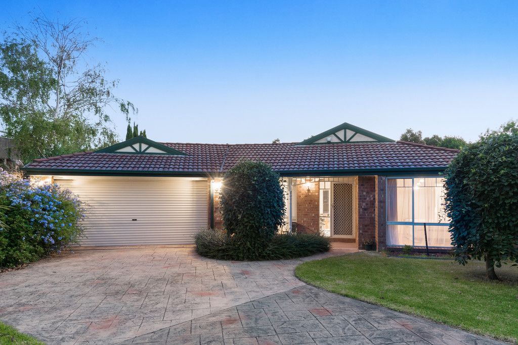 16 Narambi Close, Ferntree Gully, VIC 3156