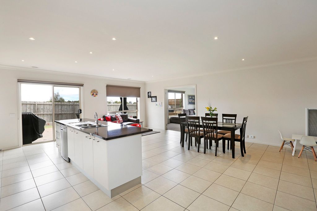 15 Sugargum Drive, Waurn Ponds, VIC 3216