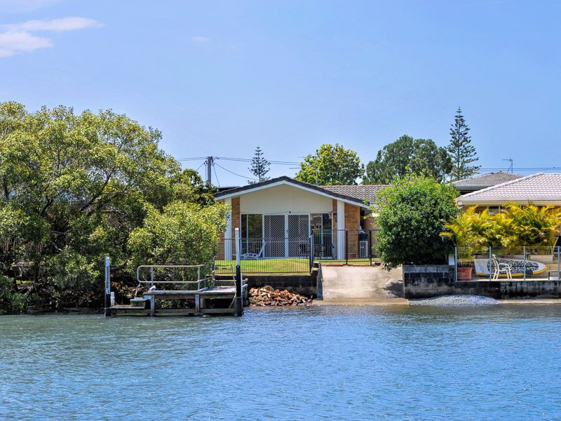 22 Vaggelas Crescent, Biggera Waters QLD 4216