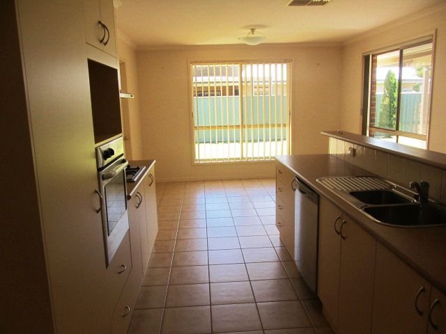 16 Robbins Drive, East Albury, NSW 2640
