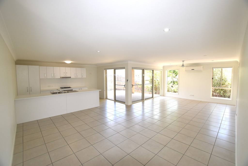6 DEVENEY Drive, Kirkwood, QLD 4680