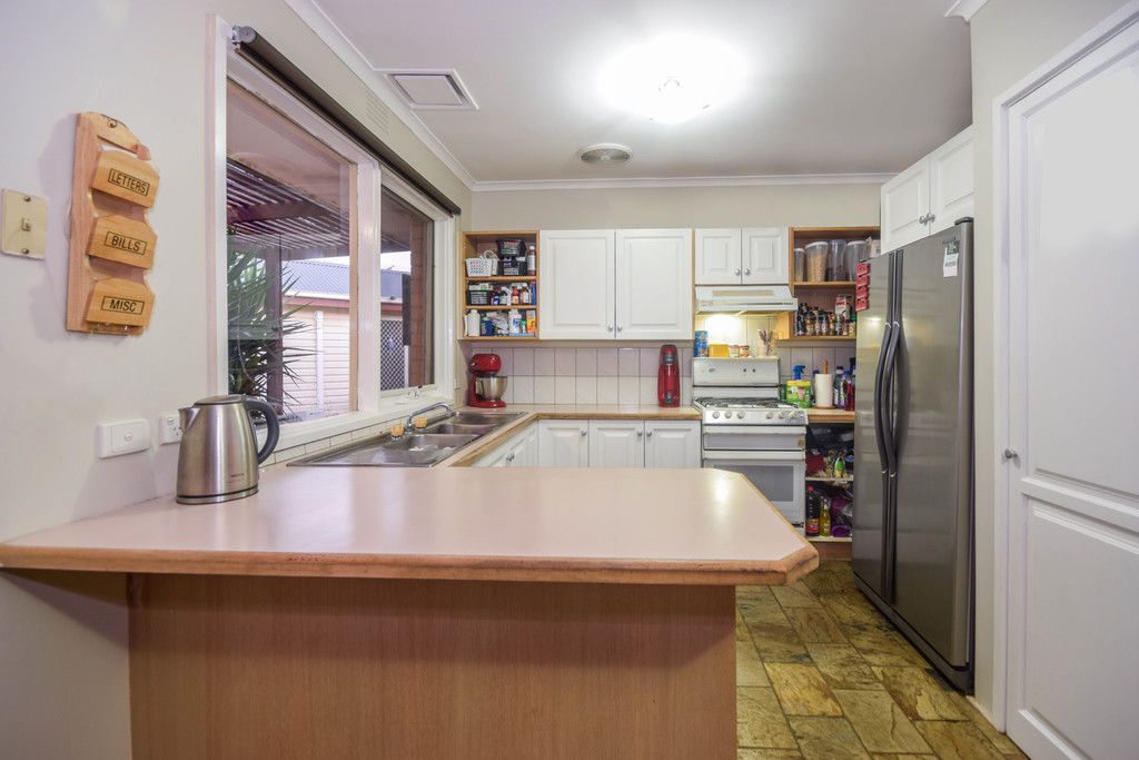 6 Lansell Place, Melton West, VIC 3337