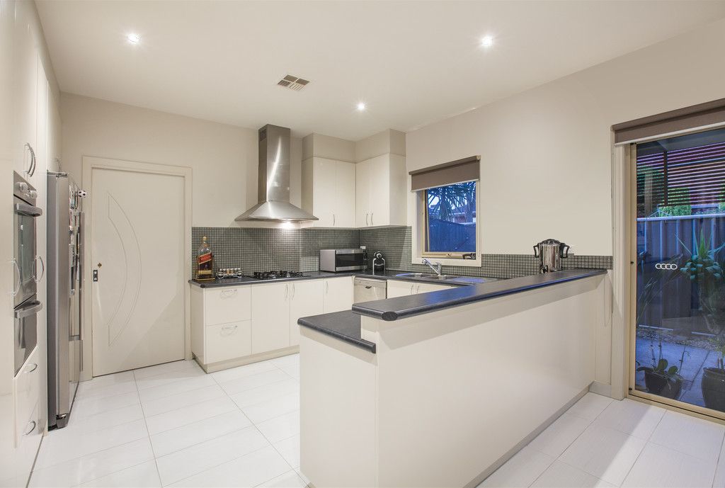 2/10 Rathcown Road, Reservoir, VIC 3073