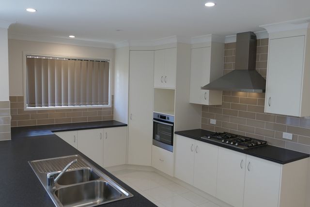 8 Graduate Parade, Norman Gardens, QLD 4701