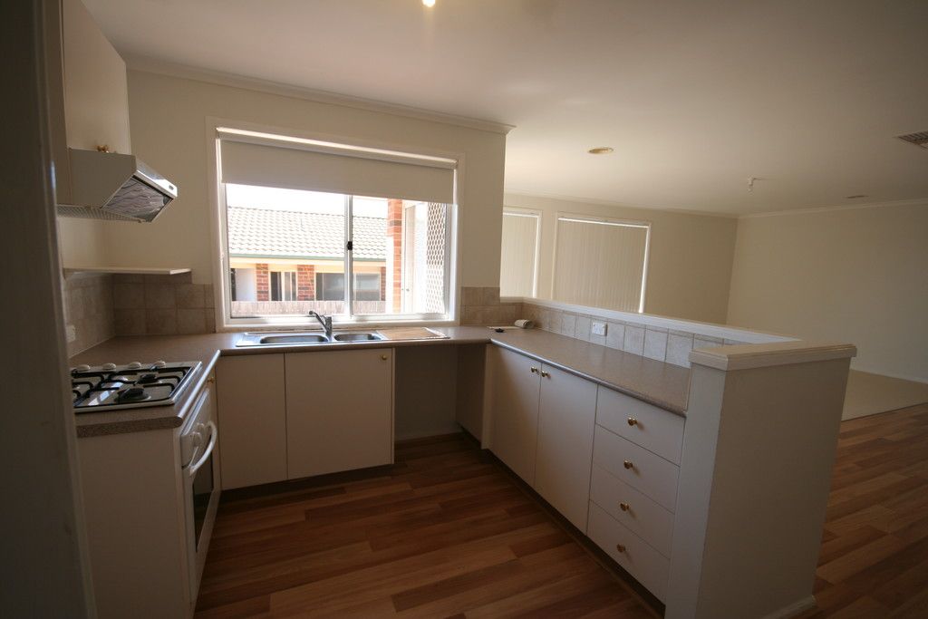 17 Thomas Royal Gardens, Queanbeyan, NSW 2620