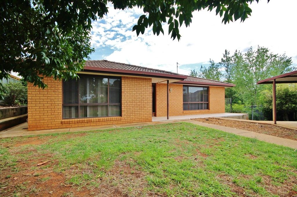 20 Crichton Crescent, Young, NSW 2594