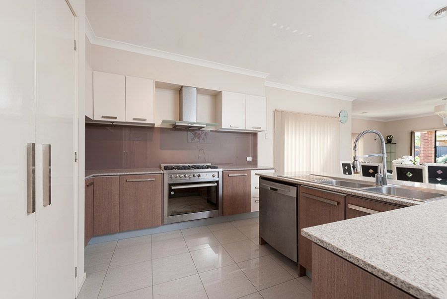 64 Hyde Park Avenue, Craigieburn, VIC 3064