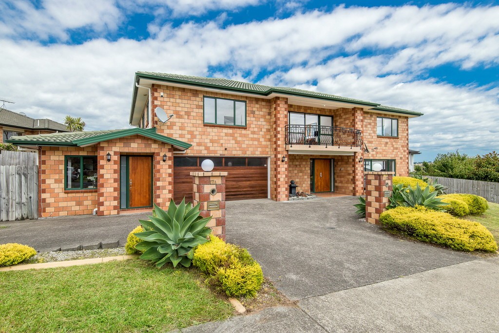 17 and 17A Ballymore Drive, Pinehill, North Shore City
