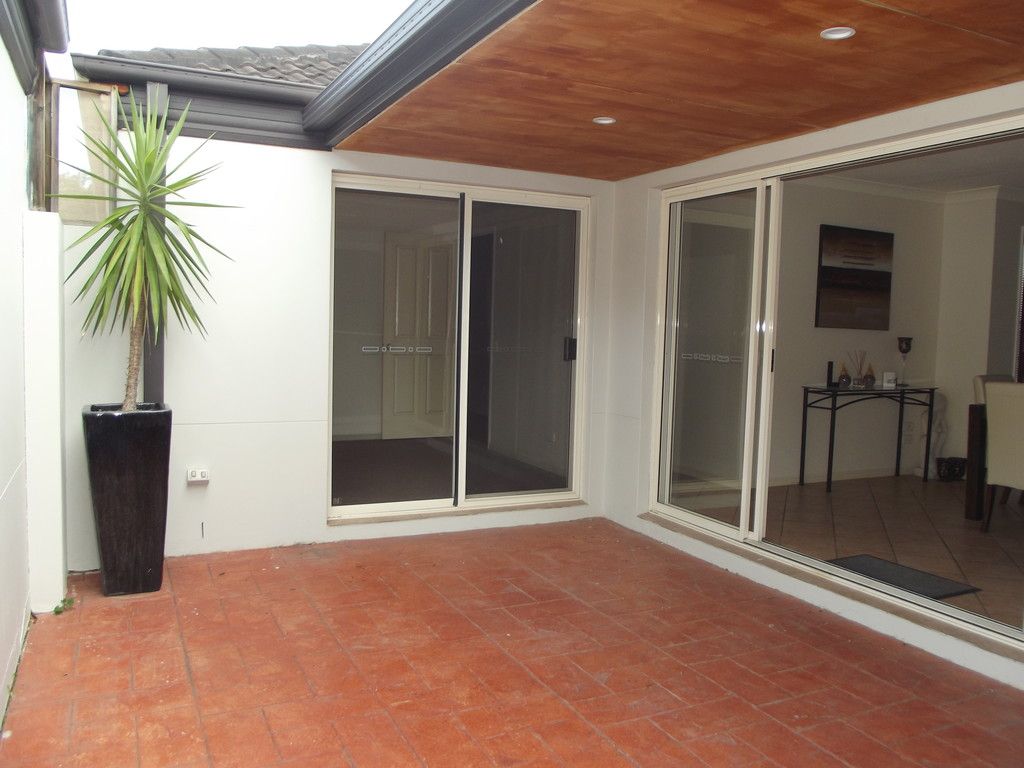 18 Coral Tree, Robina, QLD 4226