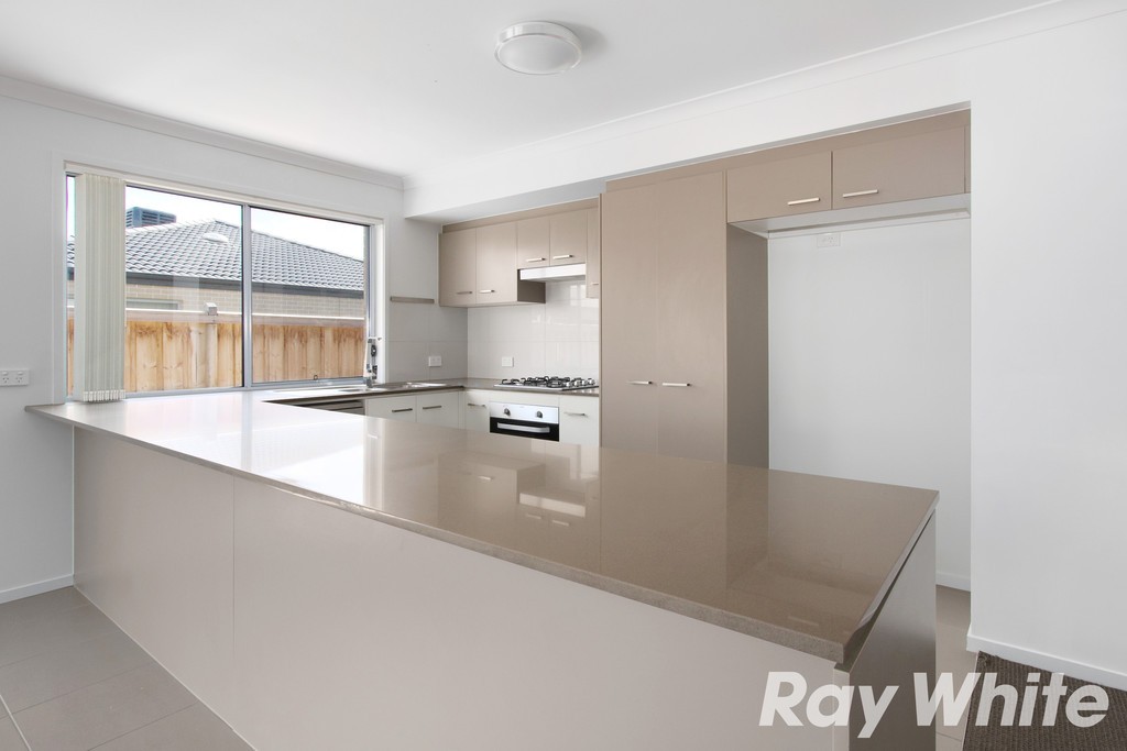 8 Naas Road, Clyde North, VIC 3978