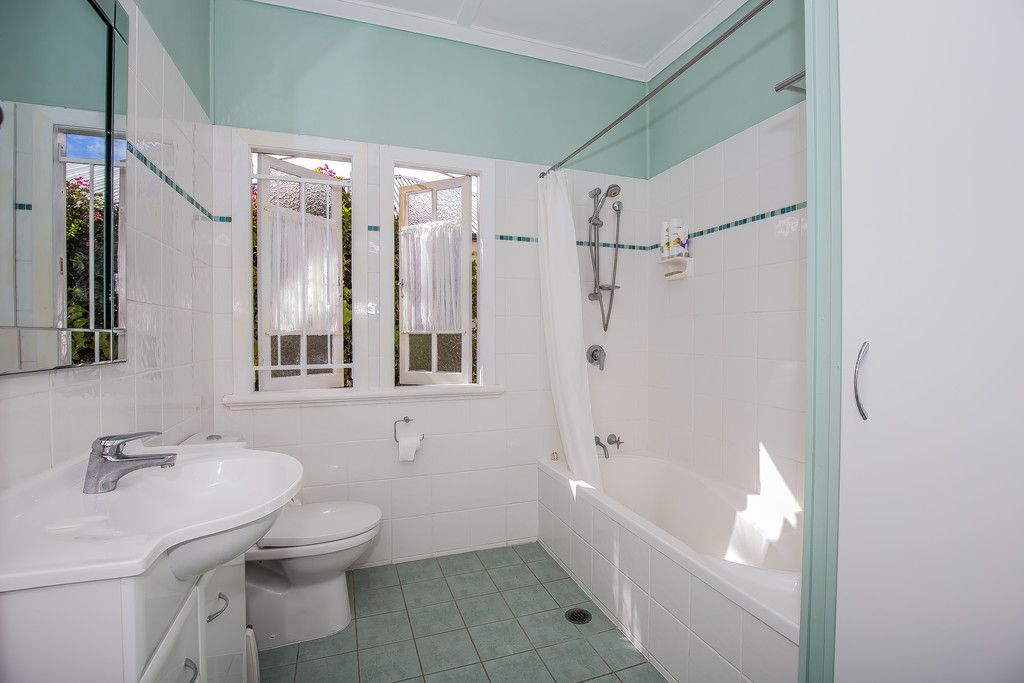 37 Livingstone Street, Yeerongpilly, QLD 4105