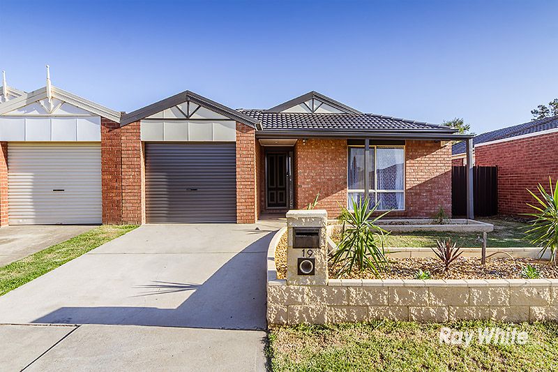 19 Charlotte Place, Cranbourne West VIC 3977