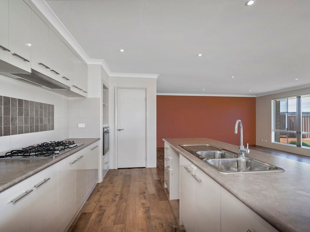 32 Beachcomber Hill, Glenfield, WA 6532