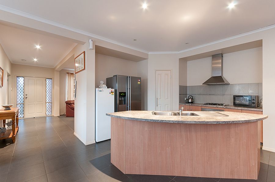 124 Malcolm Creek Parade, Craigieburn, VIC 3064