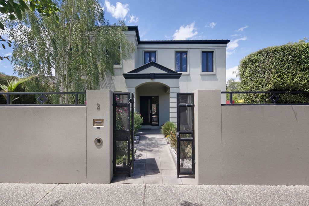 2 St Robbins Avenue, Lake Gardens, VIC 3355