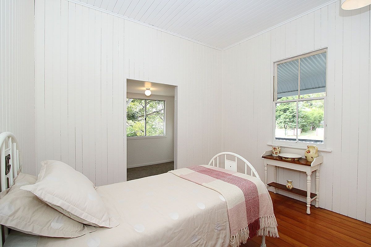 12 Blackstone Road, Newtown, QLD 4305