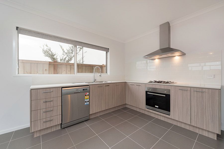 2 Leicester Way, Mickleham, VIC 3064