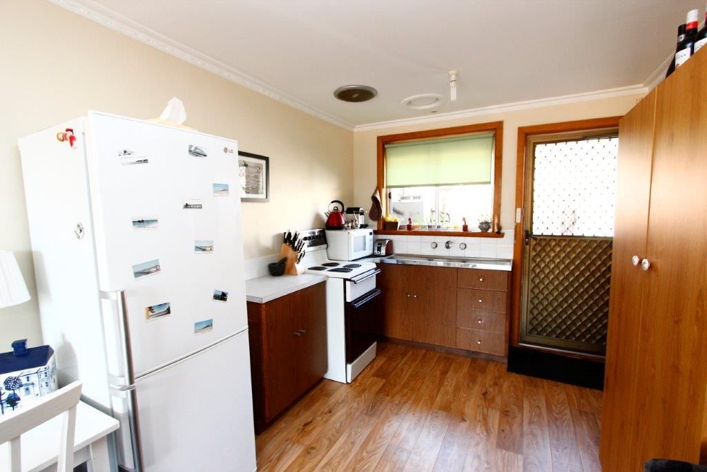 2/1 Everett Close, HERNE HILL, VIC 3218