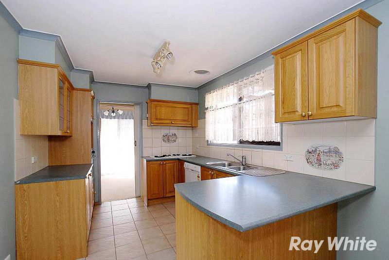 17 Fraser Crescent, Wantirna South, VIC 3152