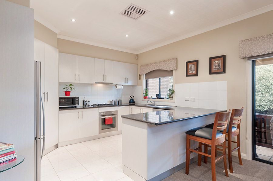 33 Dalwhinnie Crescent, Craigieburn, VIC 3064