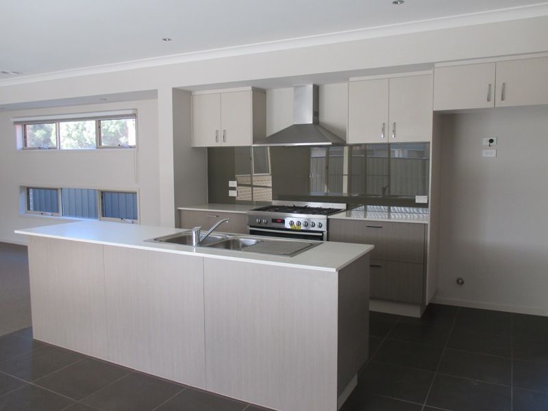 19 Paso Grove, Clyde North, VIC 3978