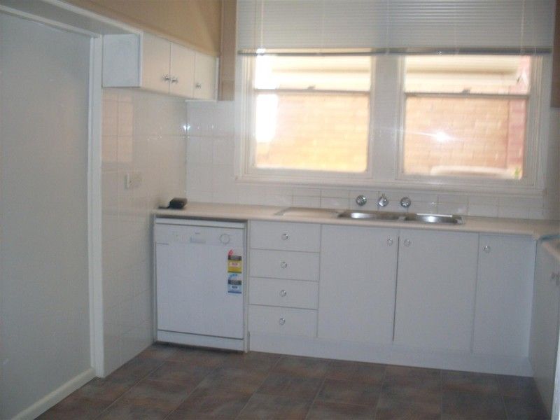 8 Moon Crescent, Parkes, NSW 2870