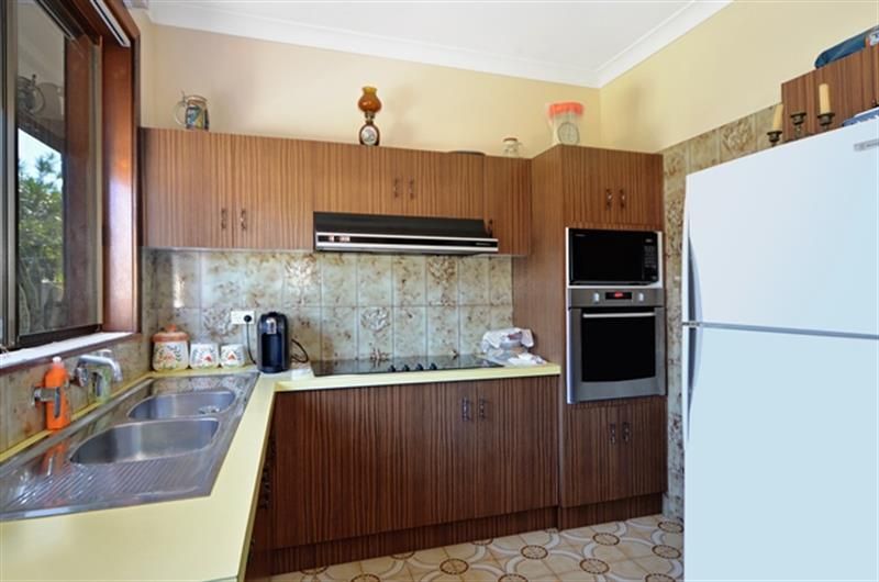 54 Barina Avenue, Lake Heights, NSW 2502
