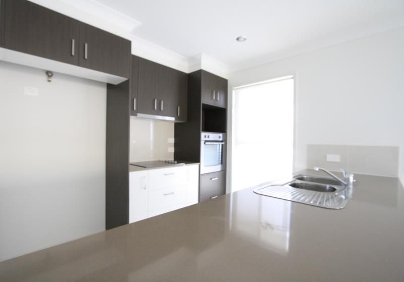 33 Oakmoss Drive, Springfield Lakes, QLD 4300