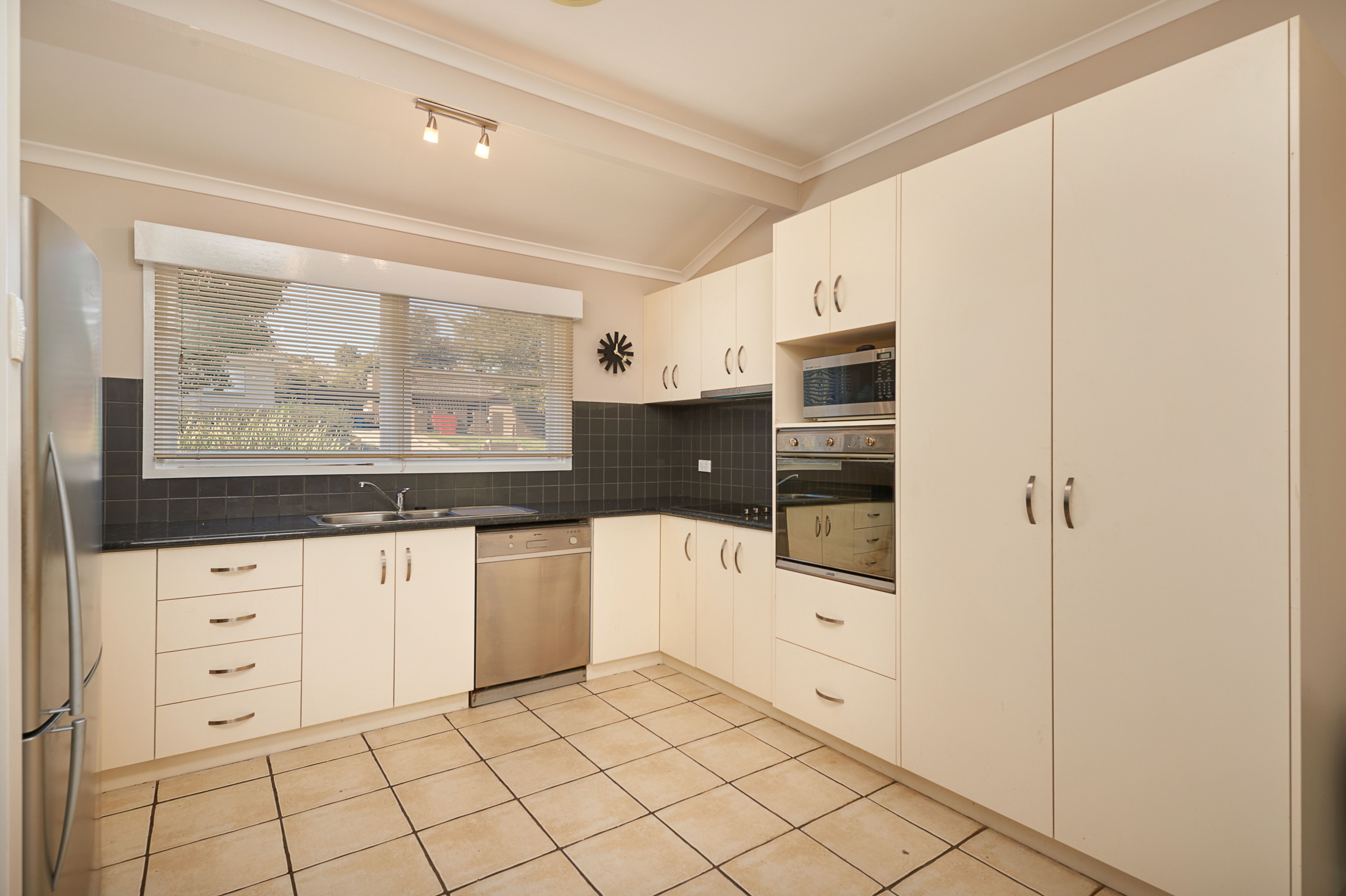 9 Churchill Avenue, Kooringal, NSW 2650