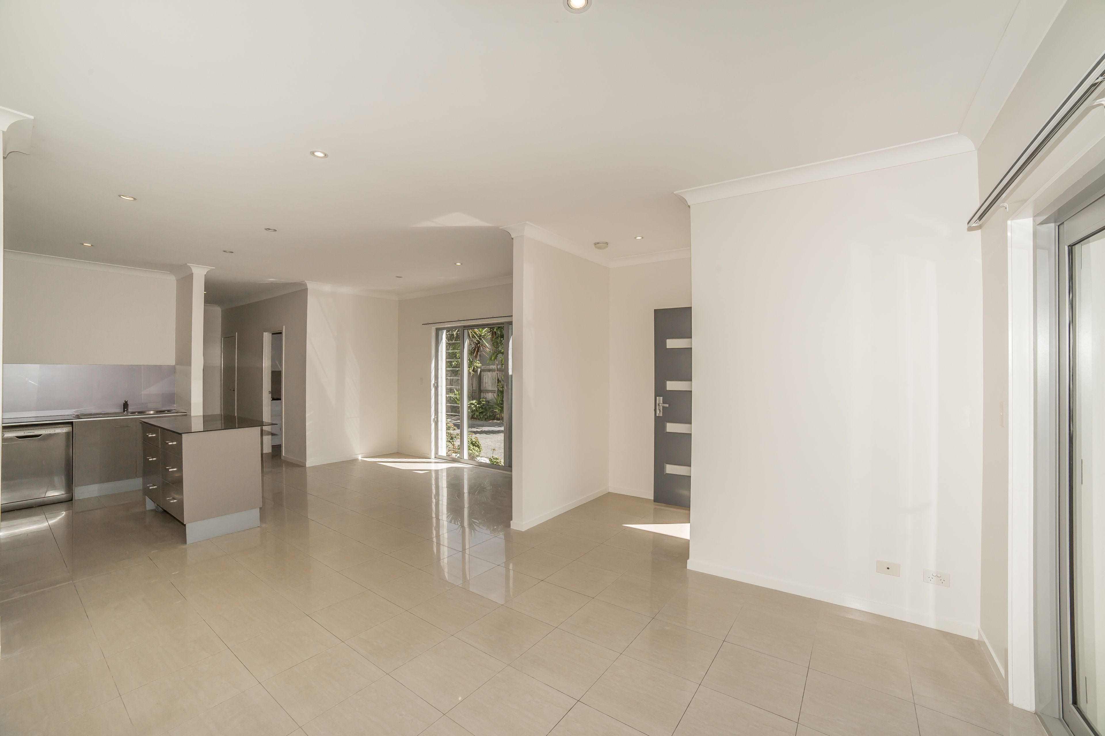 2/60 Broad Street, Labrador, QLD 4215