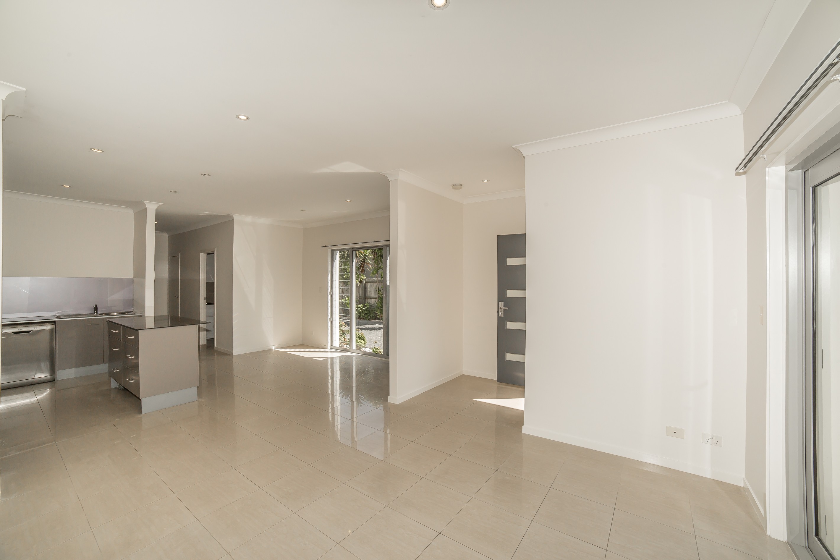 2/60 Broad Street, Labrador, QLD 4215