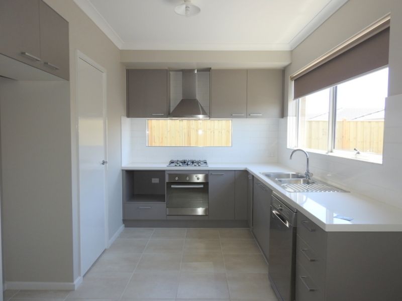 2 Saloon Circuit, Clyde North, VIC 3978