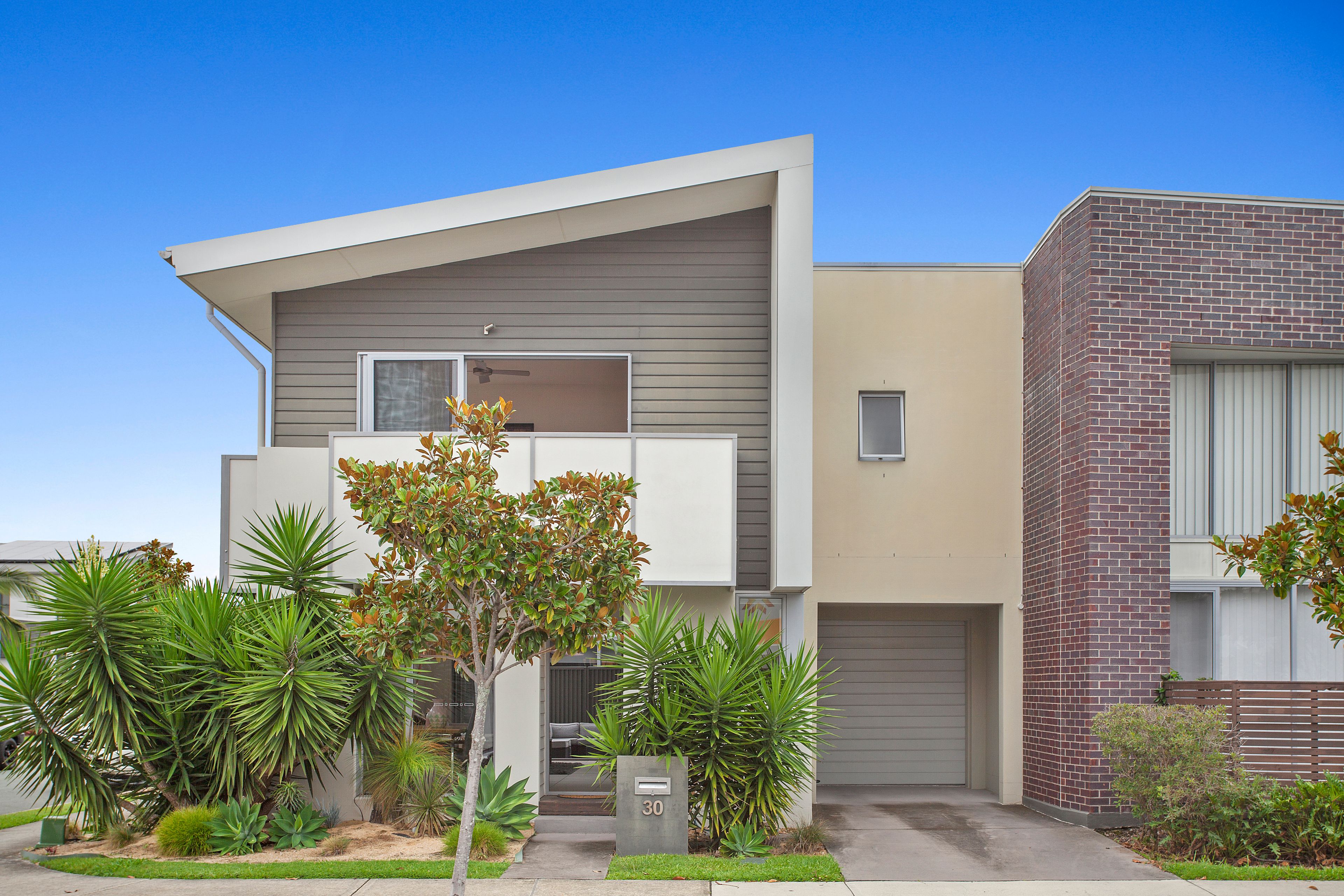 30 Lakefront  Crescent, Varsity Lakes QLD 4227