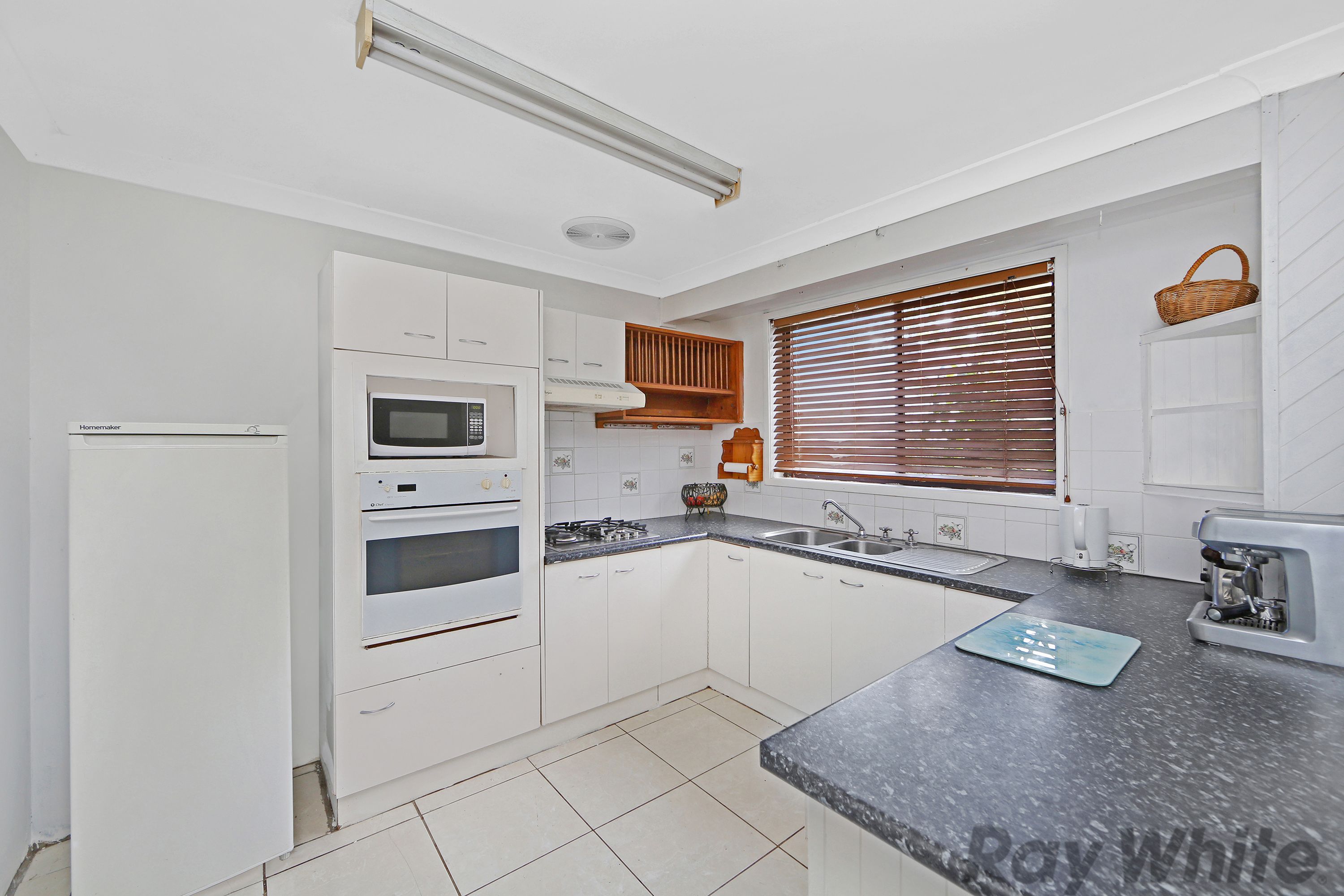 12 Waverley Road, Mannering Park, NSW 2259